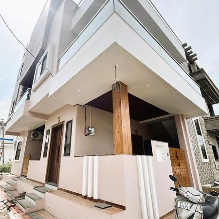 Shree Stay Inn Luxe' Holiday Home Uddzsaín Kültér fotó
