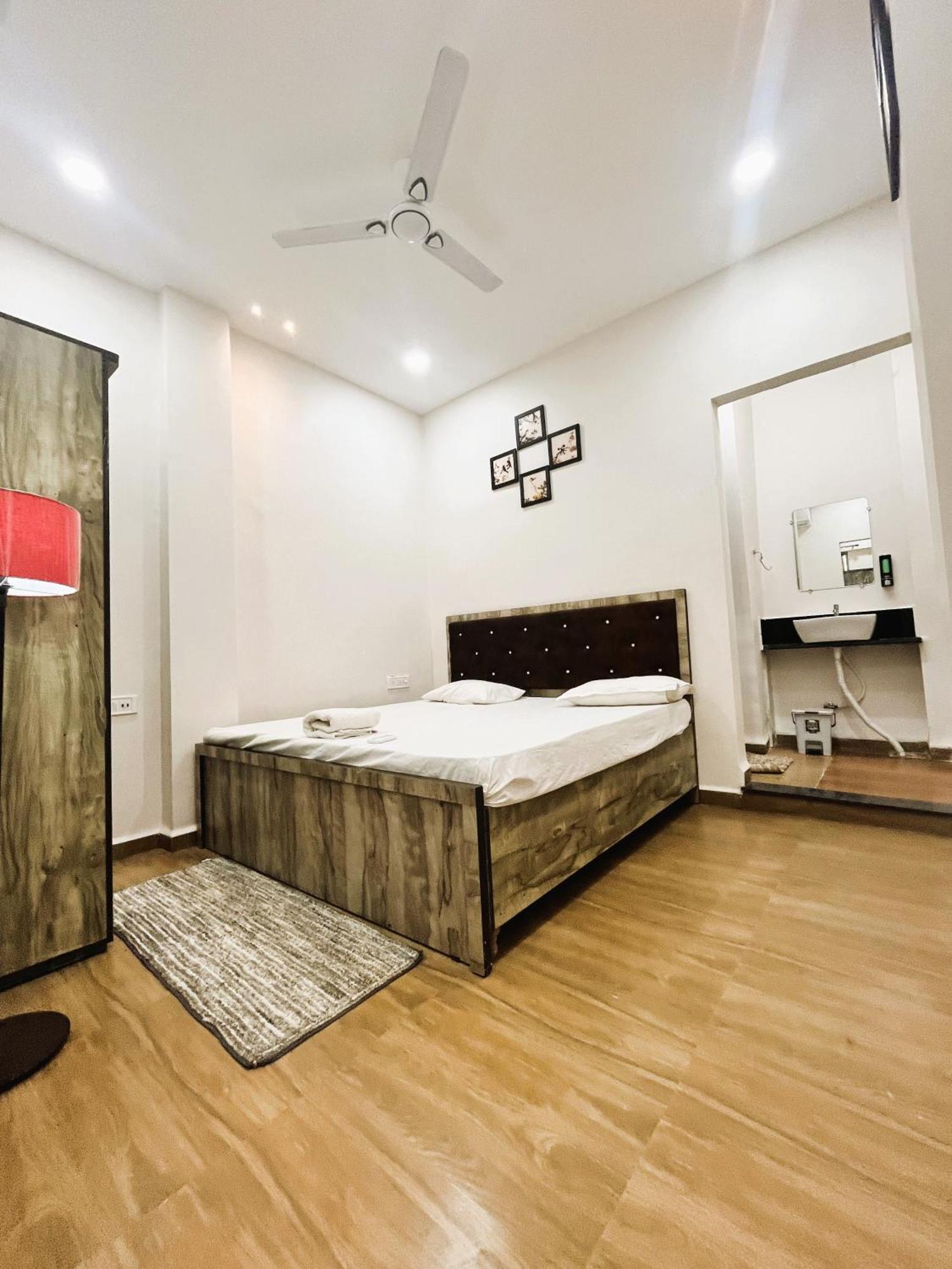 Shree Stay Inn Luxe' Holiday Home Uddzsaín Kültér fotó
