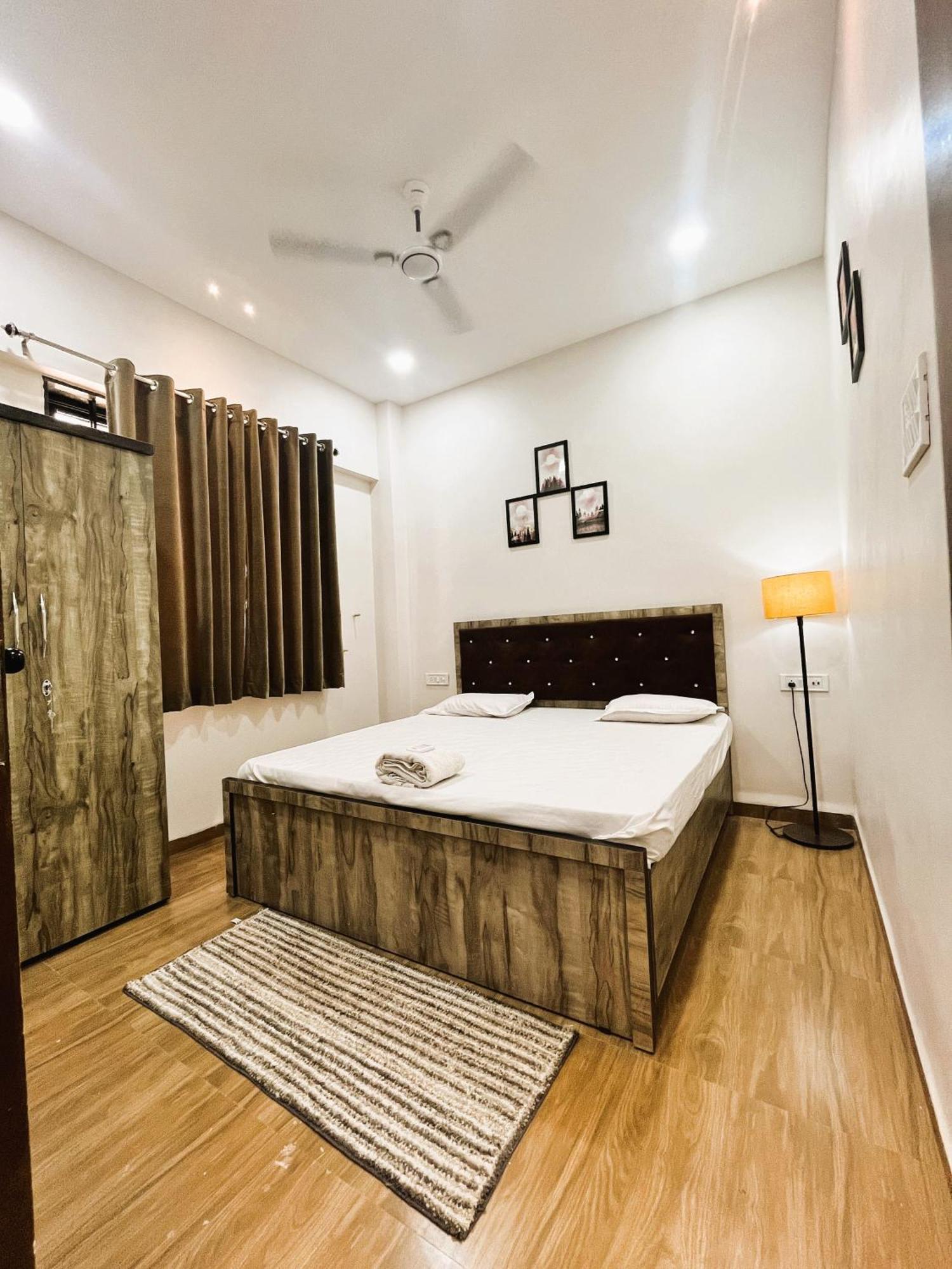 Shree Stay Inn Luxe' Holiday Home Uddzsaín Kültér fotó