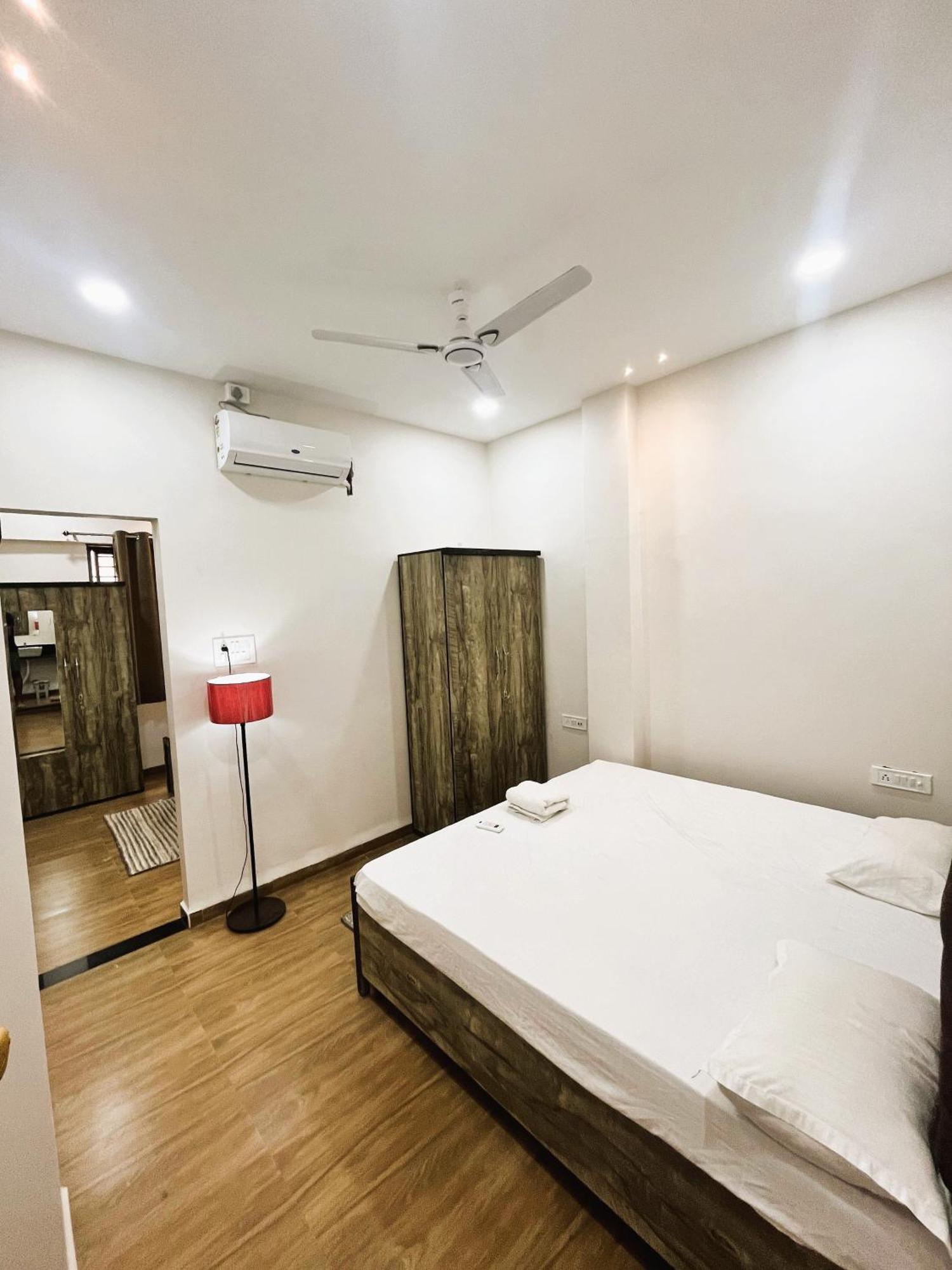 Shree Stay Inn Luxe' Holiday Home Uddzsaín Kültér fotó