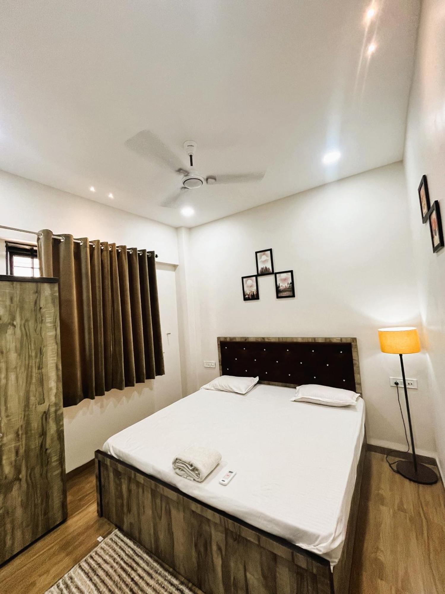 Shree Stay Inn Luxe' Holiday Home Uddzsaín Kültér fotó