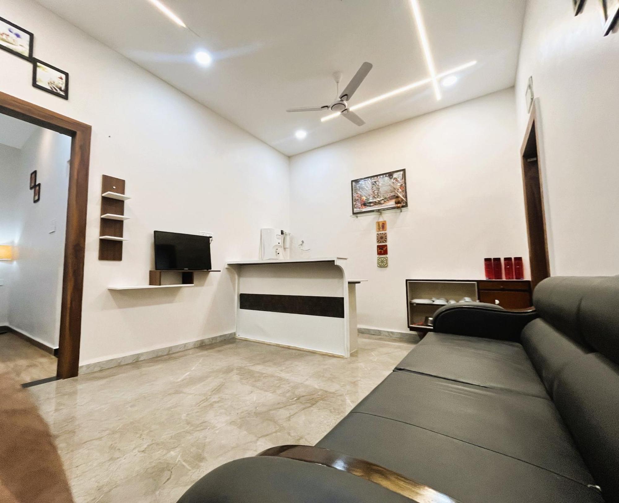 Shree Stay Inn Luxe' Holiday Home Uddzsaín Kültér fotó