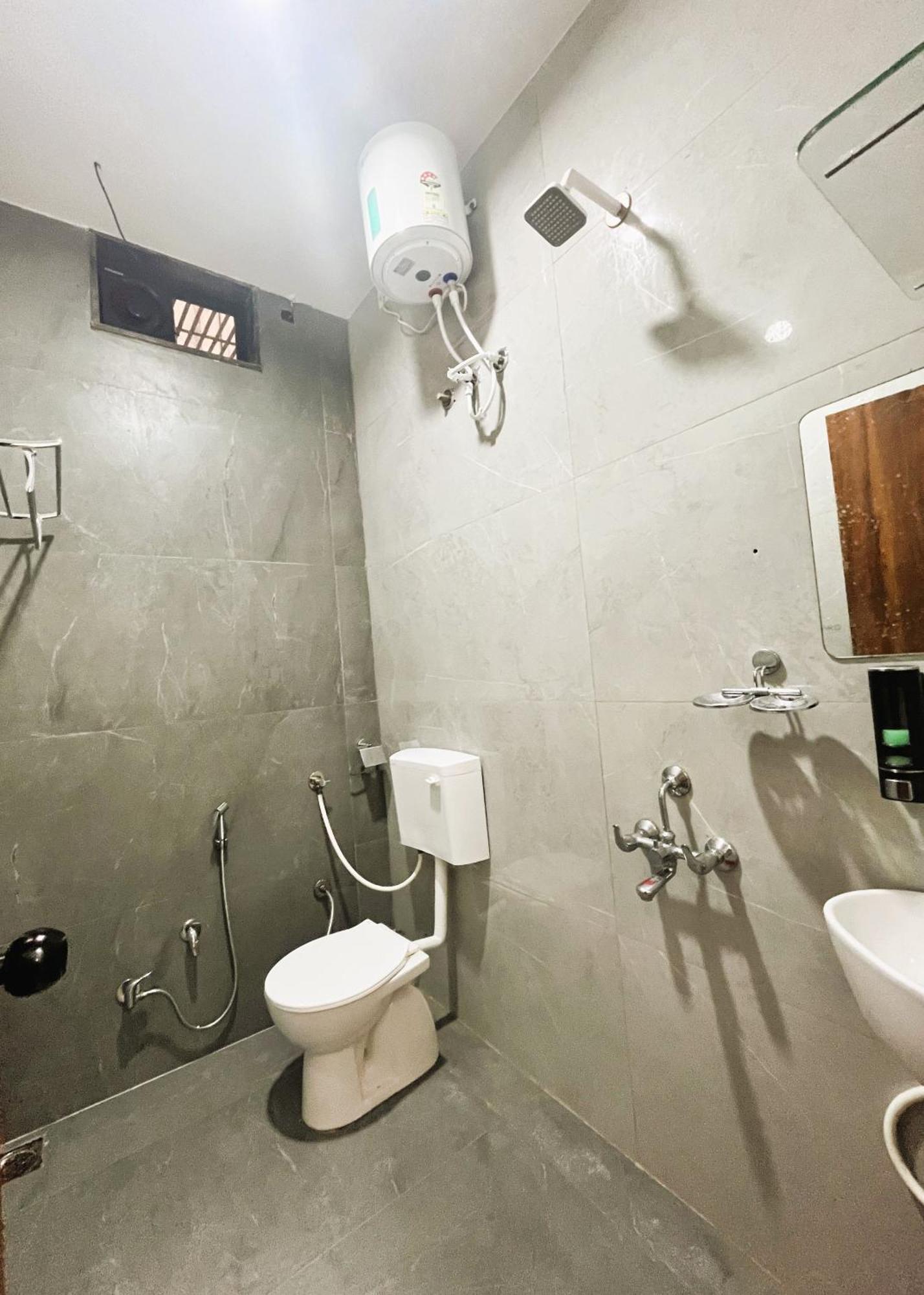 Shree Stay Inn Luxe' Holiday Home Uddzsaín Kültér fotó