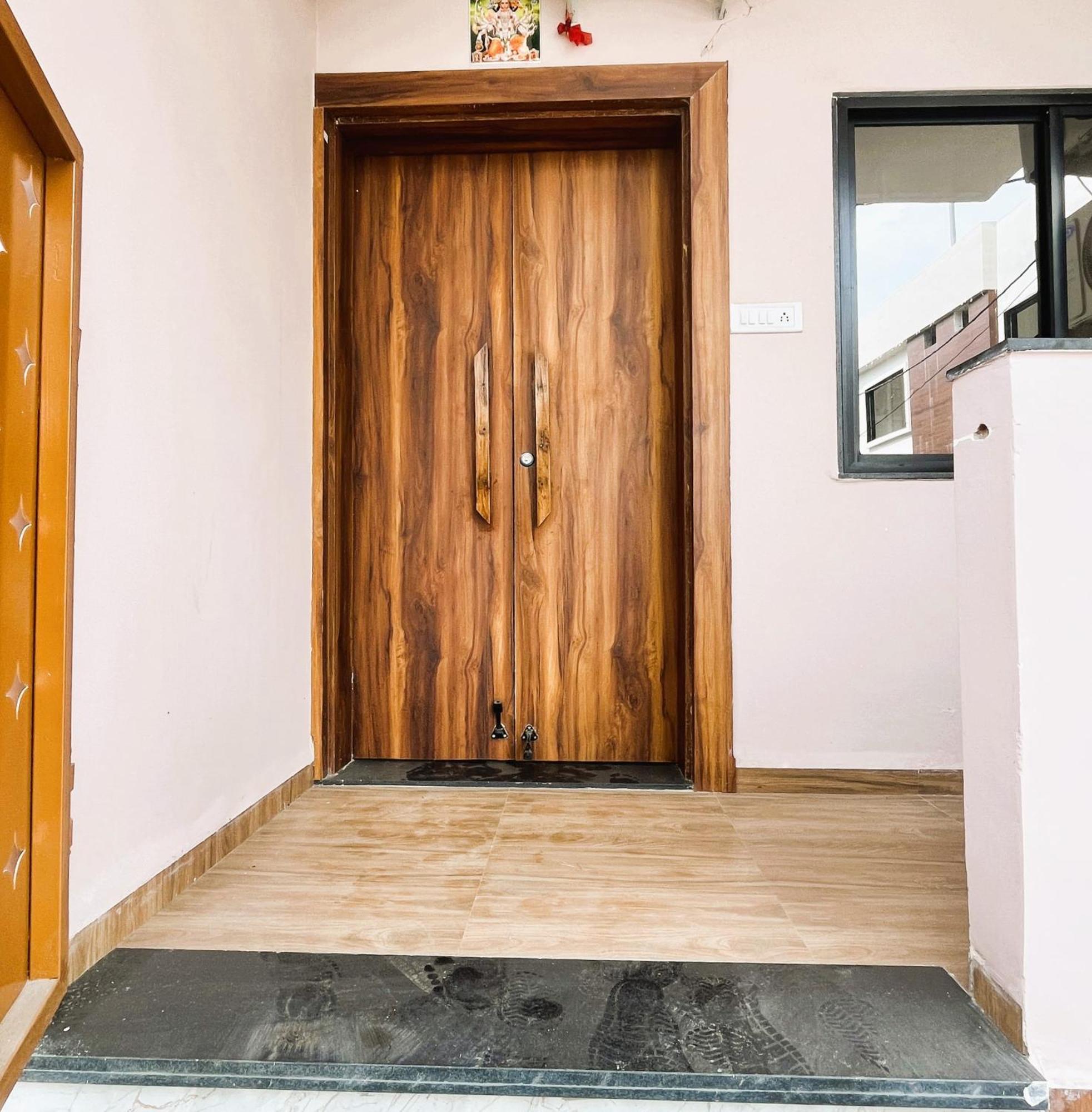 Shree Stay Inn Luxe' Holiday Home Uddzsaín Kültér fotó