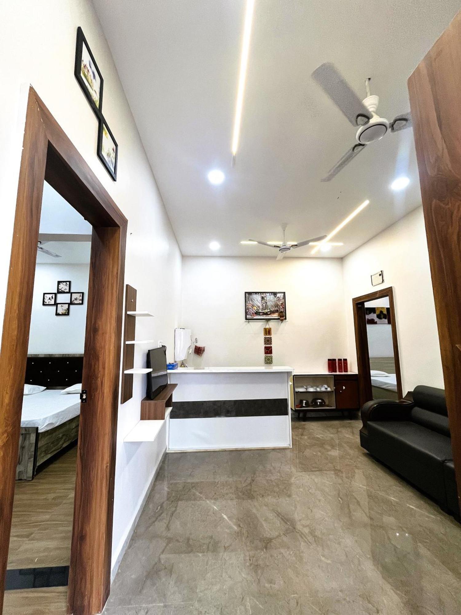 Shree Stay Inn Luxe' Holiday Home Uddzsaín Kültér fotó