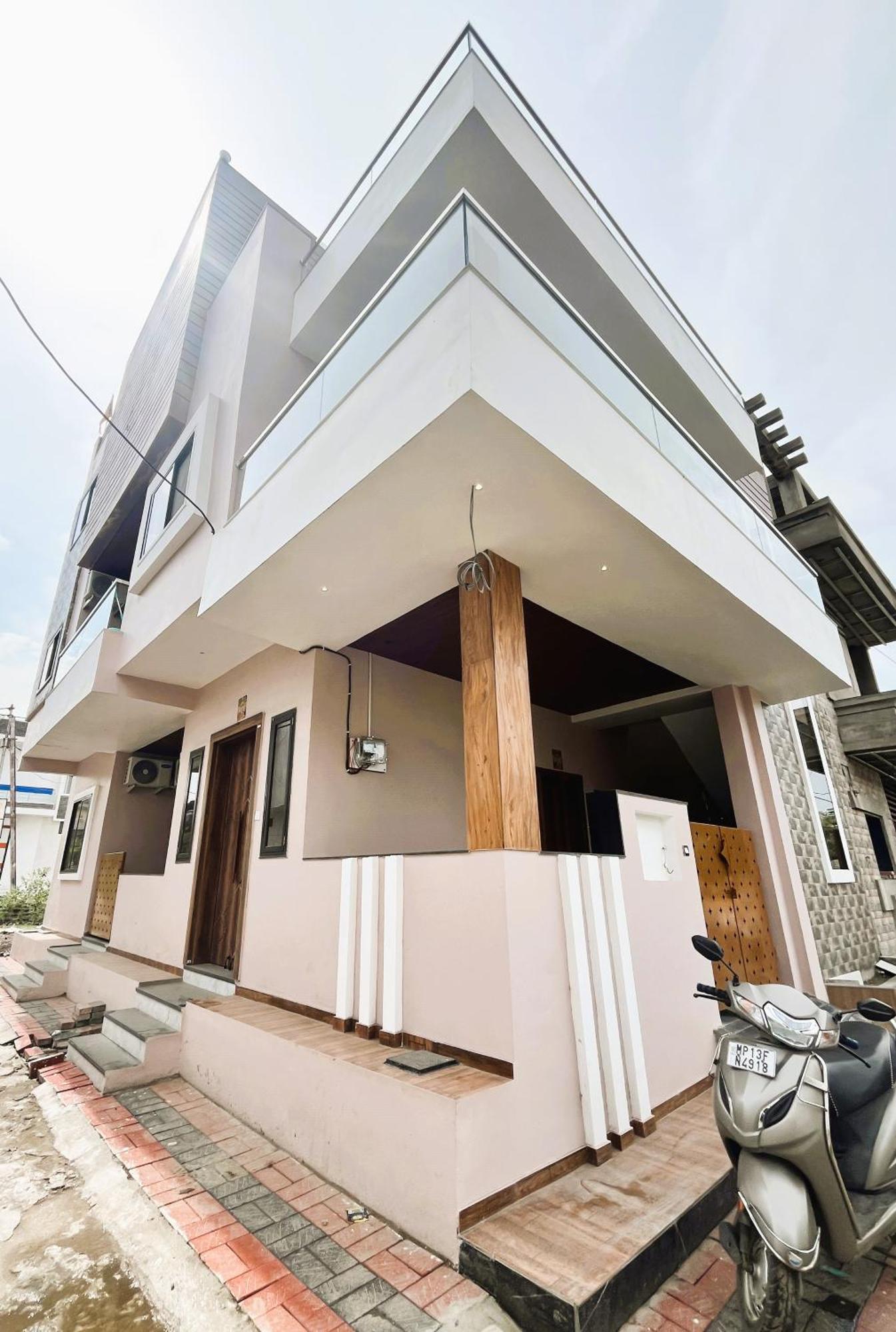 Shree Stay Inn Luxe' Holiday Home Uddzsaín Kültér fotó